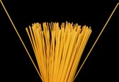 Tuinposter - Keuken / Eten / Voeding - Pasta / Spaghetti in geel / zwart  - 120 x 180 cm.