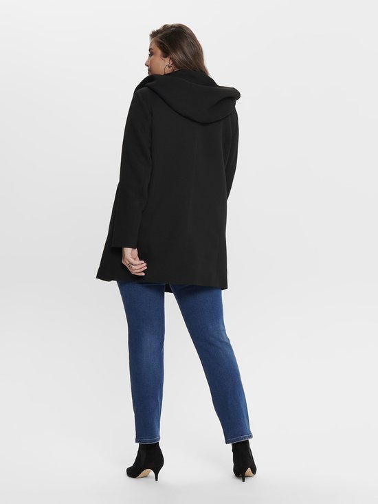 Zicht op de achterkant van een vrouw met een zwarte, lange jas met capuchon en spijkerbroek.