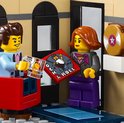 LEGO minifiguren bij een bar, een serveert een drankje en de ander houdt een 'ROCK & ROLL' plaat vast.