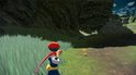 Jongeman met rode pet gooit
naar een kleine Pokémon.