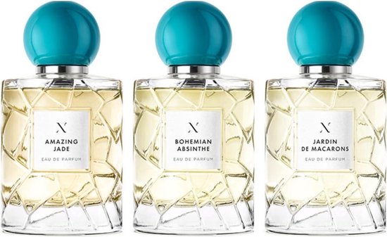 Drie glazen parfumflessen met turkooizen doppen. De flessen zijn gelabeld met "AMAZING JADE", "BOHEMIAN ABSINTHE" en "JARDIN DE MACARONS".