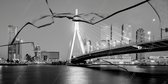 JJ-Art (Aluminium) 140x70 | Rotterdam, Nederland, Skyline met Erasmusbrug achter gebroken ruit, zwart wit | industrieel, abstract, modern, sfeer | Foto schilderij print op Dibond /