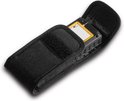Een zwarte draagtas met klittenbandsluiting, een gele batterij erin.
