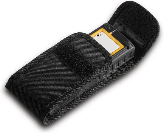 Een zwarte draagtas met klittenbandsluiting, een gele batterij erin.