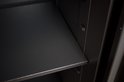Donkergrijze, metalen kluisplank met kleine metalen steunen.