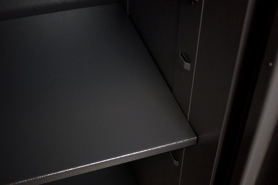 Donkergrijze, metalen kluisplank met kleine metalen steunen.