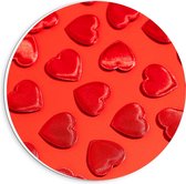 Forex Wandcirkel - Rode Hartjes op Rode Achtergrond - 20x20cm Foto op Wandcirkel (met ophangsysteem)