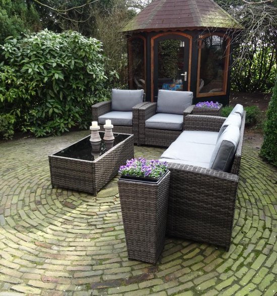 Mooie loungeset met 3persoons bank, een tafel en 2 stoelen.