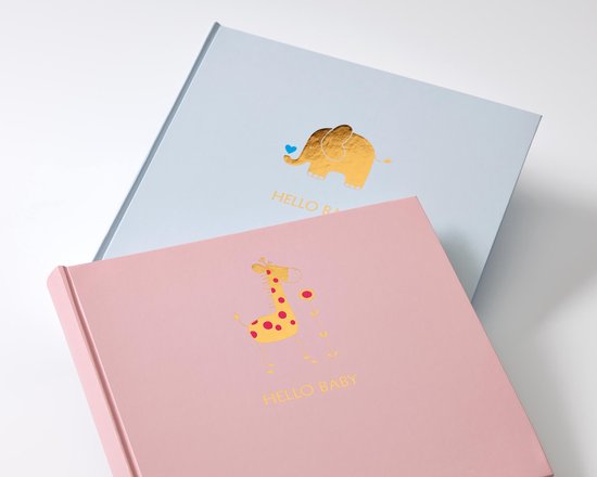 Blauw babyalbum met gouden olifant en roze babyalbum met gele giraf, beide met 'HELLO BABY'.