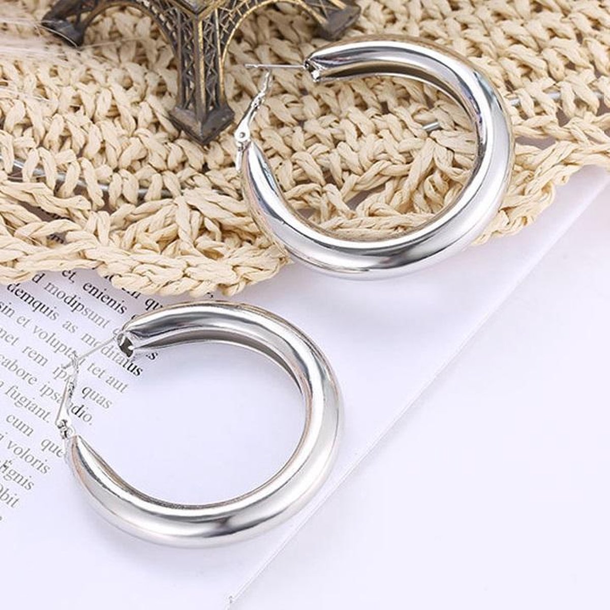 Ronde oorringen en hoe ze passen bij een klein gezicht en slanke hals