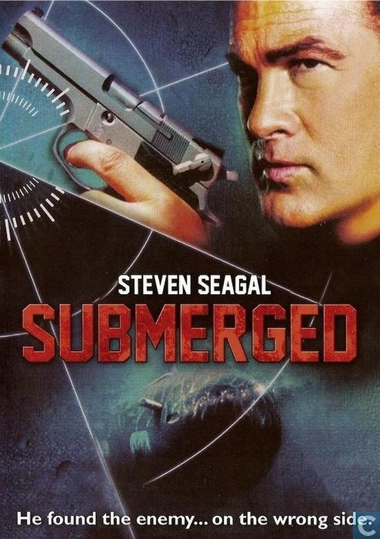 Steven Seagal houdt een pistool vast, met de titel SUBMERGED. Hij vond de vijand... aan de verkeerde kant.