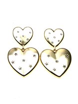 Goudkleurige oorclips in vorm van twee hartjes met daarin heldere strass steentjes