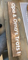 Houten tekstbord - Opa & Oma's Trots! - Ophangbaar plankje voor foto/knutsels 56x10cm