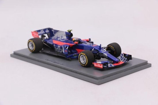 Modelauto Toro Rosso STR12 met bull logo, blauw, rood, witte accenten. De naam 'Carlos Sainz Jr.' staat op de basis.