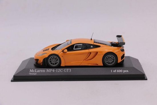 De 1:43 Diecast Modelcar van de McLaren MP4-12C GT3 in Orange.This schaalmodel is begrensd door 600 stuks. De fabrikant is Minichamps. - MINICHAMPS