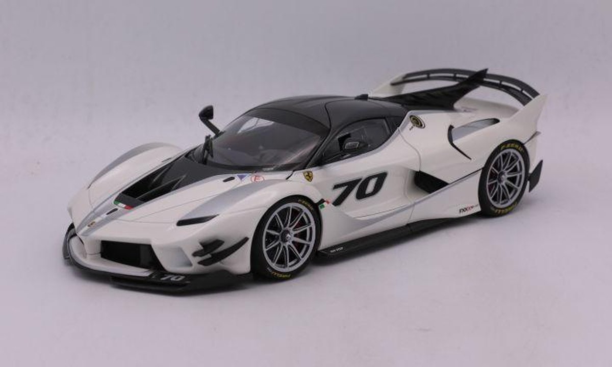 De 1:18 Diecast Modelcar van de Ferrari FXX K #70 Final WorldChampion 2017.De fabrikant van het schaalmodel is BBR Models.