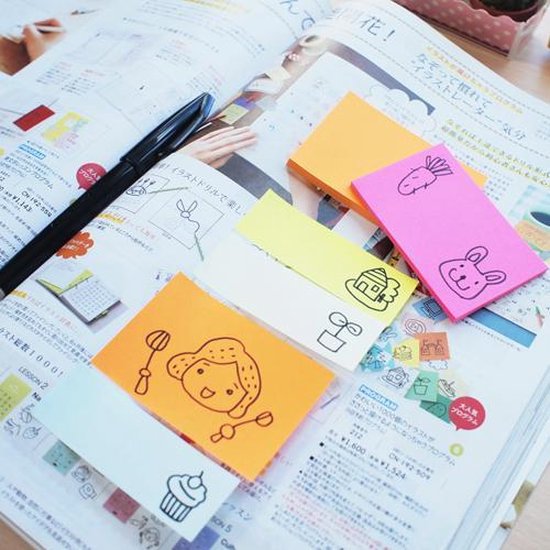Verschillende neonkleurige memoblaadjes met tekeningen van een konijn, wortel, huisje, poppetje en cupcake.