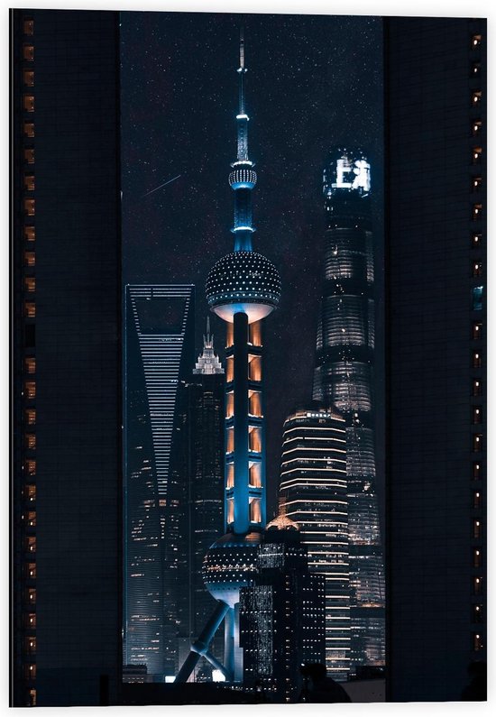 Dibond - Lichtgevende Torens Langs Flats - 40x60cm Foto op Aluminium (Met Ophangsysteem)