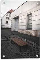 Tuinposter – Bankje in Dorpje - 40x60cm Foto op Tuinposter  (wanddecoratie voor buiten en binnen)