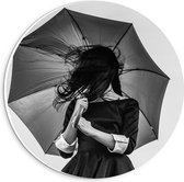 Forex Wandcirkel - Vrouw met Paraplu in Zwart Wit  - 20x20cm Foto op Wandcirkel (met ophangsysteem)