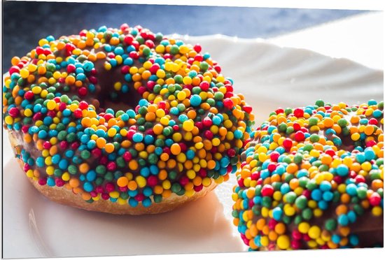 Dibond - Donut met Spikkels - 120x80cm Foto op Aluminium (Met Ophangsysteem)
