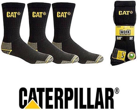 Drie zwarte CAT werksokken met gele logo en één verpakking werksokken. Merknaam CATERPILLAR.