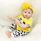 Reborn baby pop 'Millie' - 55 cm - Lachend meisje met blauwe ogen - Gele outfit in koe thema - Met speen en fles - Soft silicone - Levensechte babypop