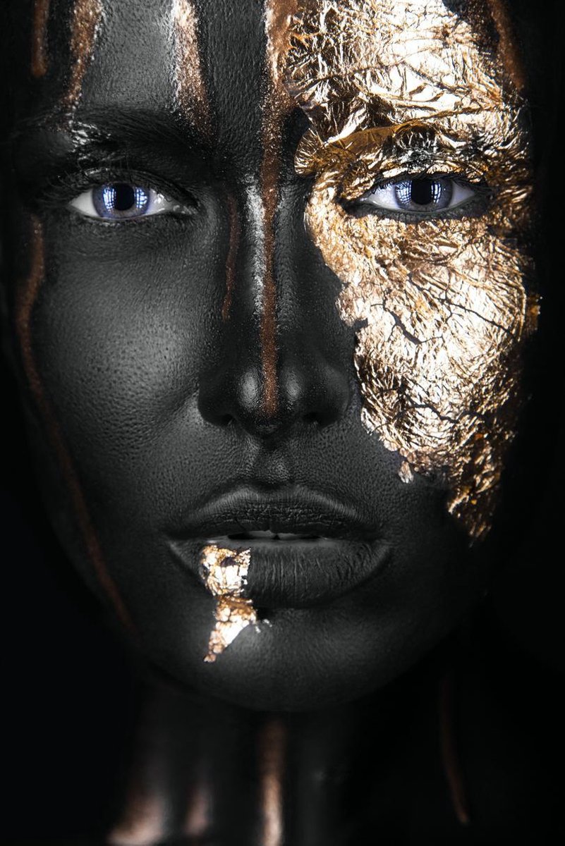 Schilderij Woonkamer - Golden Woman No3 - Goud Gezicht Vrouw - 60 x 90 cm - PosterGuru