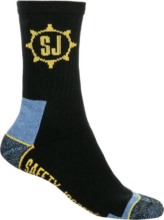 Zwarte gebreide muts met geel 'SJ' logo.