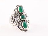Langwerpige bewerkte zilveren ring met groene onyx - maat 18.5
