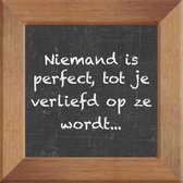 Wijsheden op krijtbord tegel over Liefde met spreuk :Niemand is perfect tot je verliefd op ze wordt