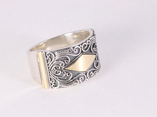 Traditionele bewerkte zilveren ring met 18k gouden decoraties - maat 17