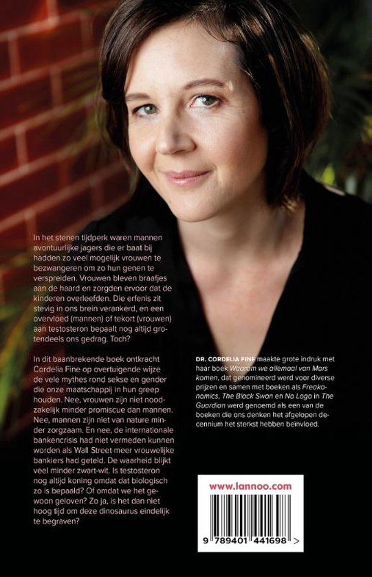 Close-up van de auteur Cordelia Fine, die naar de camera kijkt met een lichte glimlach. Ze draagt een zwarte top.