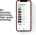 Rode iPhone 12 toont het scherm met gedownloade films en series.
