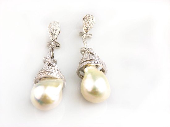 Model Prinses Pearl oorringen in zilver gezet met barok parel en cubic zirconia