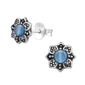Oorbellen | Oorstekers | Zilveren oorstekers, bloemvorm met blauwe en grijze chalcedon