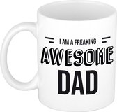 Papa cadeau mok / beker met tekst I am a freaking awesome dad - kado mokken / bekers - Cadeau papa/ vader