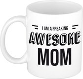 Mama cadeau mok / beker met tekst I am a freaking awesome mom - kado mokken / bekers - Verjaardag - cadeau moeder