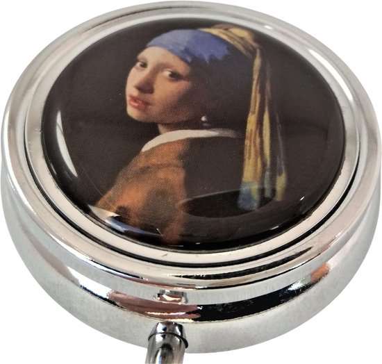 Pillendoosje met meisje met de parel van de beroemde schilder Johannes Vermeer.
