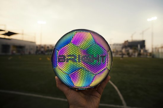 The BRIGHTâ„¢ Lichtgevende Voetbal | Reflecterend | Holografisch | Glow in the Dark | Kinderen en Volwassenen | Unisex | Wit/Zwart/Roze/Blauw/Geel | Maat 5