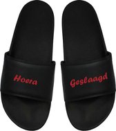 Cadeau Kerstmis - Cadeau Kerst - Cadeau Examen - Cadeau Geslaagd - Badslippers Geslaagd - Rood 43