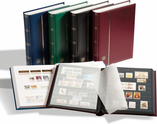 Een rij blauwe, groene, zwarte en bordeauxrode postzegelalbums. Twee albums liggen open en tonen postzegels.