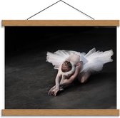Schoolplaat – Vooroverbuigende Ballerina met Zwarte Achtergrond  - 40x30cm Foto op Textielposter (Wanddecoratie op Schoolplaat)
