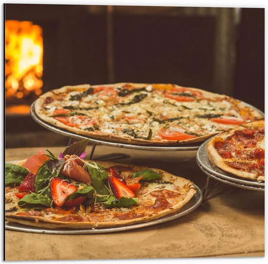 Dibond - Drie Pizza's met Openhaard - 50x50cm Foto op Aluminium (Wanddecoratie van metaal)