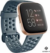 Siliconen Smartwatch bandje - Geschikt voor Fitbit Versa / Versa 2 siliconen bandje met gaatjes - grijsblauw - Strap-it Horlogeband / Polsband / Armband - Maat: Maat S