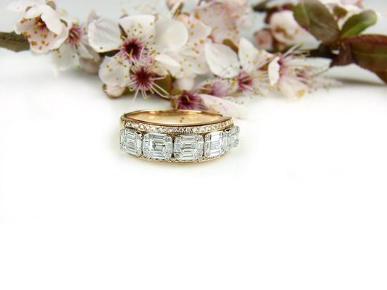 Ring in roos en wit goud gezet met diamant en diamant bagetten