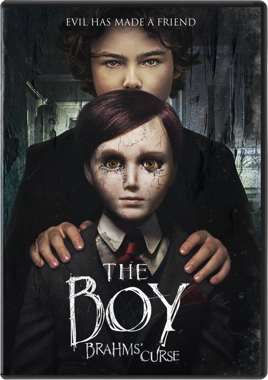 Jongen met creaky, gebroken porseleinen gezicht staat voor donker geklede jongen. Titel: The Boy Brahms' Curse.