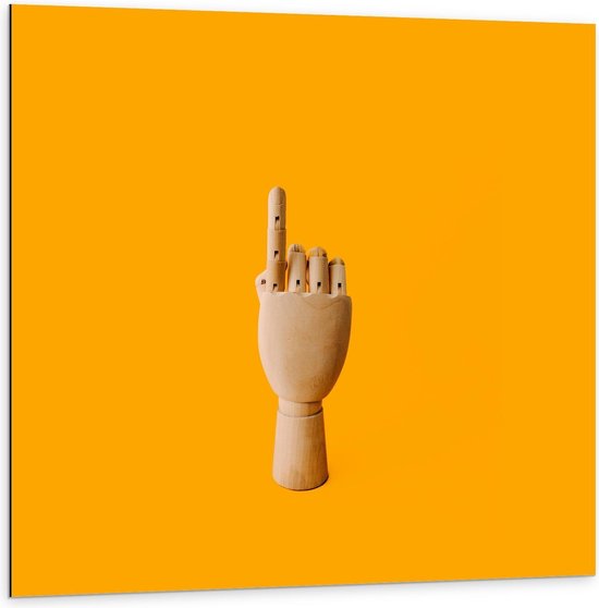 Dibond - Houten Hand op Oranje Achtergrond  - 100x100cm Foto op Aluminium (Met Ophangsysteem)