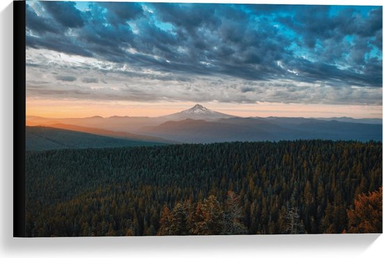 Canvas  - Bergen Achter Bossen - 60x40cm Foto op Canvas Schilderij (Wanddecoratie op Canvas)