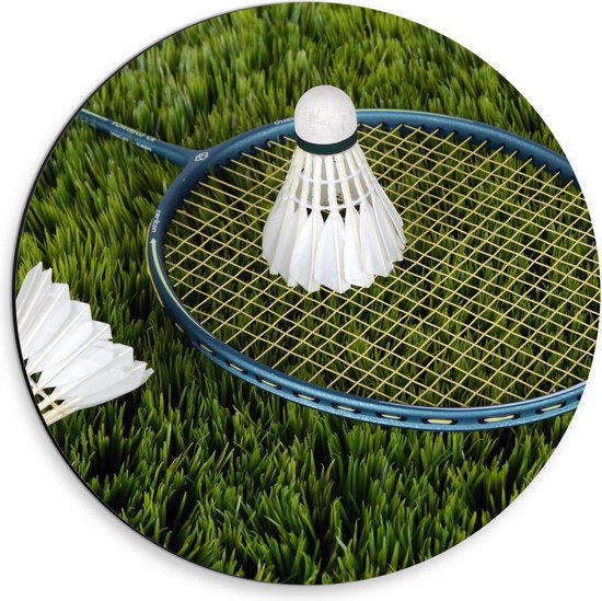 Dibond Wandcirkel - Badminton Rackets met Shuttle op Gras  - 30x30cm Foto op Aluminium Wandcirkel (met ophangsysteem)